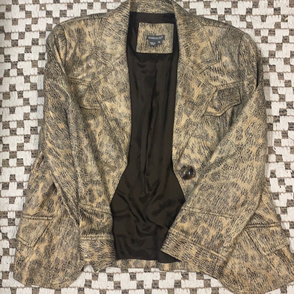 A gold and brown detailed, warm dress coat. Sleek design that pairs with all.